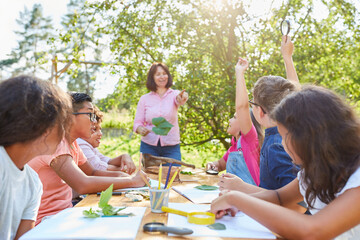 Kinder antworten auf Fragen in der Sommerschule