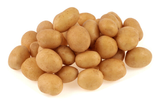 Pommes de terre grenaille en vrac en gros plan sur fond blanc