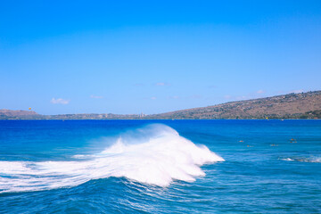 Naklejka premium Big waves at China Walls, Koko Kai Beach Mini Park , Honolulu, Oahu, Hawaii | Sea Nature Landscape Travel