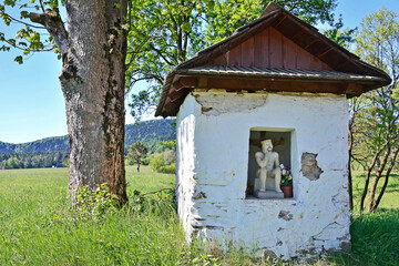 Small chapel of Pensive Christ on green field, Skwirtne, Low Beskids (Beskid Niski), Poland - obrazy, fototapety, plakaty