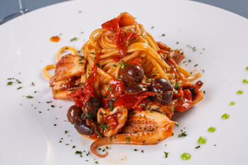 Spaghetti ai frutti di mare con pomodoro e olive nere