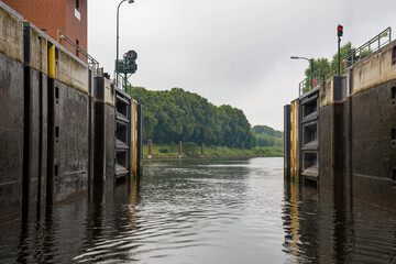 Das Tor einer Schleuse auf dem Elbe-Lübeck-Kanal öffnet sich © sweasy