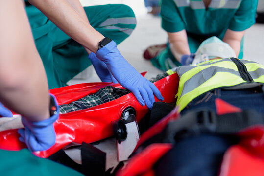 First aid for injuries in work accidents. Use emergency vacuum splint for support to loss of feeling or loss of normal movement and Loss of function in limbs, First aid training to transfer patient