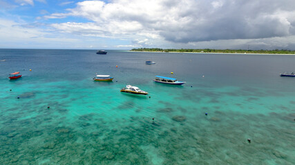 Fototapeta na wymiar Multicolored boats in the distance on the gili trawangan island