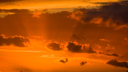 Ciel doré et nuageux