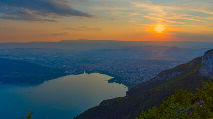 Ville d'Annecy et lac depuis les hauteurs au coucher du soleil