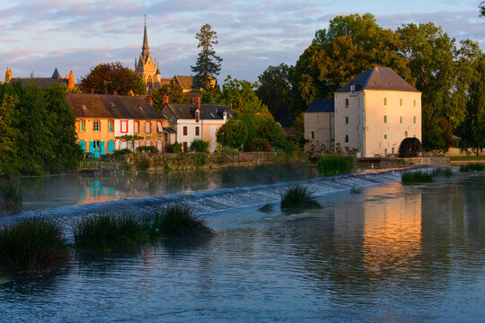 Moulin de Parc&eacute; sur Sarthe et son barrage au lever du soleil