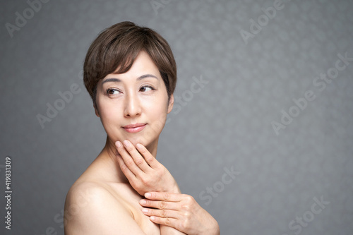 顎に手を当てる中年の日本人女性 Wall Mural Wallpaper Murals Mapo 顎に手を当てる中年の日本人女性 Wall Mural Wallpaper Murals Mapo