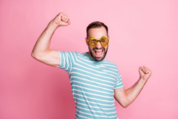 Naklejka premium Close-up portrait of nice cheerful guy wearing dollar specs rejoicing having fun isolated over pink pastel color background