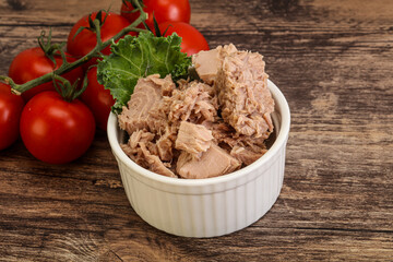 Canned tuna fillet in the bowl