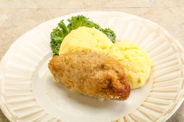 Crispy chicken cutlet with mashed potato