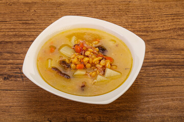 Pea soup with smoked ribs