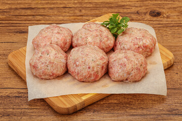 Raw turkey meatball for cooking