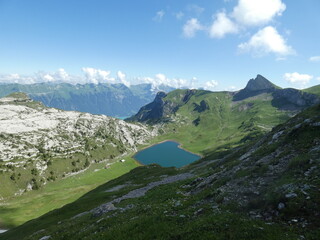 Schweizer Alpen mit Brienzer See im Hintergrund