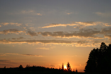 der Himmel über Steinegg, gelb goldener Sonnuntergang in den Bergen