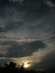 Obraz na płótnie Canvas 雲間から夏の夕日