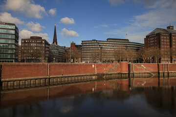 Hamburger Kontorhausviertel; Blick über den Zollkanal zum Meßberg mit Chilehaus