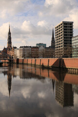 Naklejka premium Romantischer Blickwinkel in Hamburg; Blick über den Zollkanal zu St. Katharinen und St. Nikolai