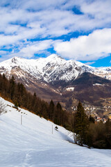 panorama montagna e pascolo innevati oltre il colle bergamo