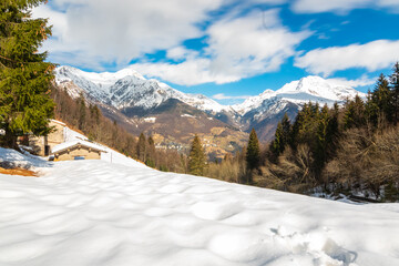 panorama montagna e pascolo innevati oltre il colle bergamo