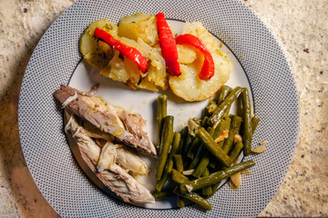 Plato de caballa al horno con patatas y judias
