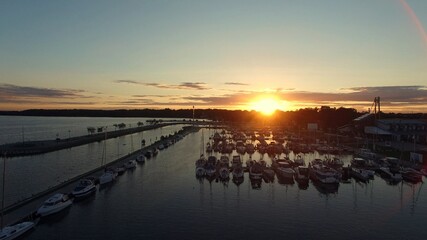 Obraz premium Flying low over water on marina lake at sunset