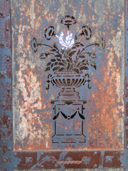 Porte rouillée d'un caveau, cimetière de la Chartreuse à Bordeaux, Gironde