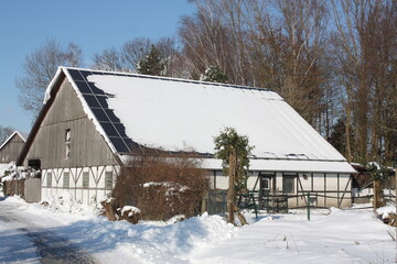 Schneebedeckte Photovoltaikanlage auf dem Dach von einem Pferdestall in Lippetal Büninghausen