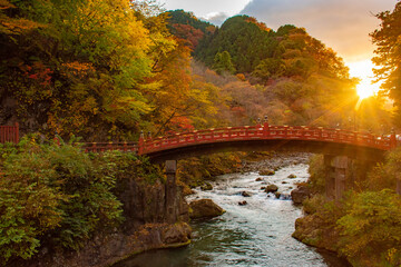 川に架かる橋と夕日