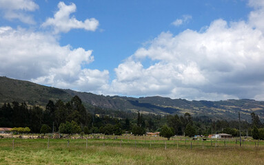 Fototapeta na wymiar Nubes sobre las colinas y el poblado sobre el valle