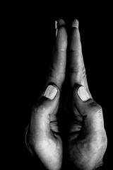 Fototapeta premium mains en prière blanc et noir symbole