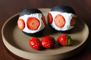 黒いパンの苺サンドウィッチ