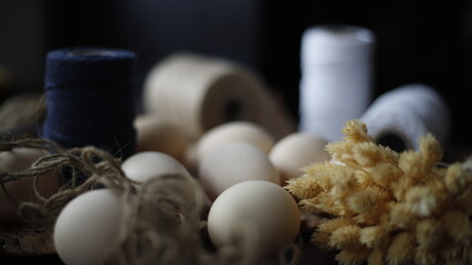 Jajka świeże wiejskie całe leżące na stole drewnianym brązowym © Seance_Photo_Sylwia