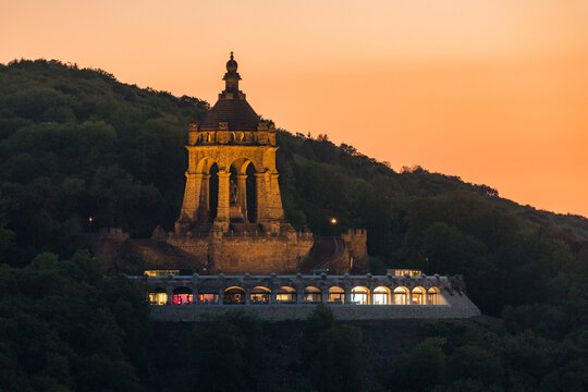 Das Kaiser-Wilhelm-Denkmal in der Porta Westfalica in der D&auml;mmerung
