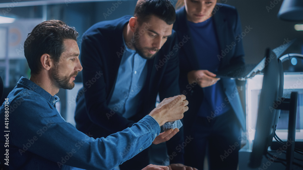 Poster Industry 4.0 Modern Factory: Team of Innovative Industrial Engineers Use Computer and 3D Printer to Build Complex Component. Group of Scientists Use High-Tech Machinery for Futuristic Design
