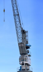 Naklejka premium Hoch in den Himmel ragender Baukran mit Fachwerkausleger