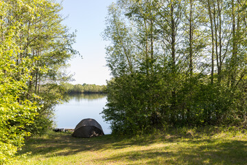 Angeln am See mit Zelt