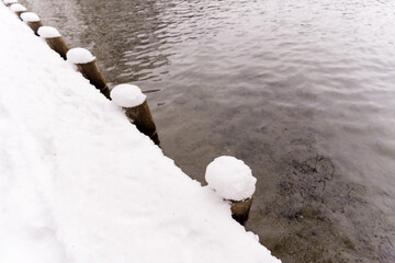 See mit verschneitem Ufer