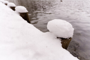 See mit verschneitem Ufer