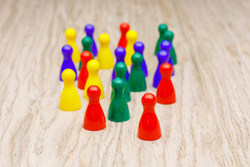 Bunte Spielfiguren auf einem Tisch