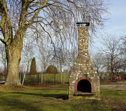 Aussenkamin aus Naturstein im Garten