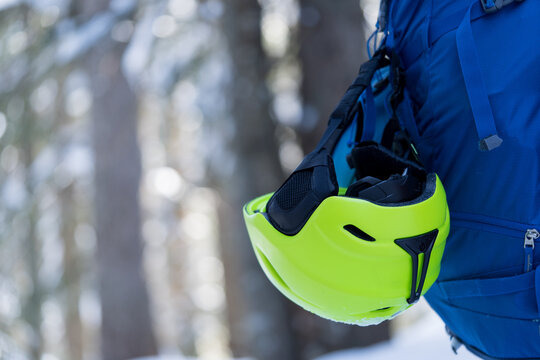 neon gelber Skihelm am Rucksack
