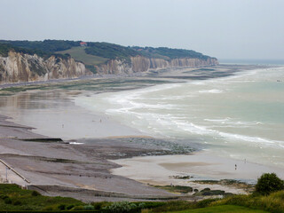 Küste und Sandstrand am Meer
