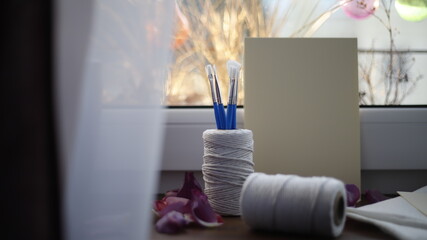 Kartka papieru pastelowa na parapecie przy oknie w dzień