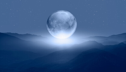 Volglazen maan (of kristallen bolmaan) stijgt boven de blauwe berg &quot Elementen van deze afbeelding geleverd door NASA