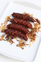 Gebratene Krakauer mit Zwiebeln.