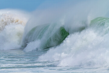 Atlantikwellen an der Küste der Algarve