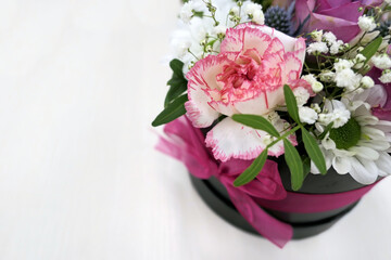 Zartes Blumengesteck mit Rose