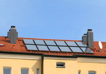 Solarkollektoren auf Mehrfamilienhaus