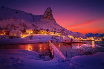 Foto op Plexiglas Reinefjorden Magische avond op de Lofoten. Noordfjorden met bergenlandschap. schilderachtige foto van winterbergen en levendige kleurrijke lucht. prachtige natuurlijke achtergrond. Schilderachtig landschap van de Lofoten-eilanden. Noorwegen